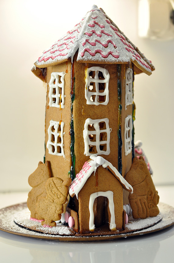 how to make a Moomin gingerbread house