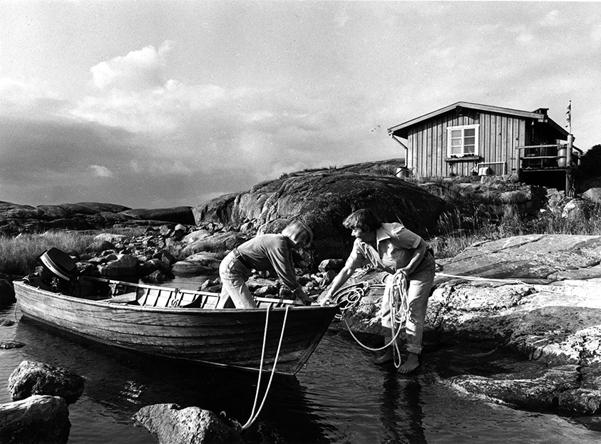 Tove Jansson and Tuulikki Pietilä coming in by boat to Klovharun_small