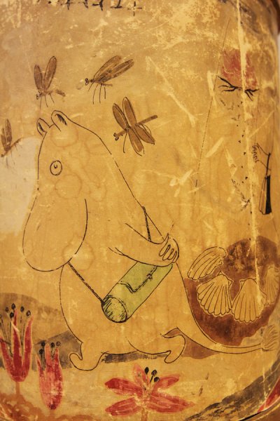 Lähikuva Tove Janssonin koristelemasta paperikorista. Kuva Teatterimuseon kokoelmat