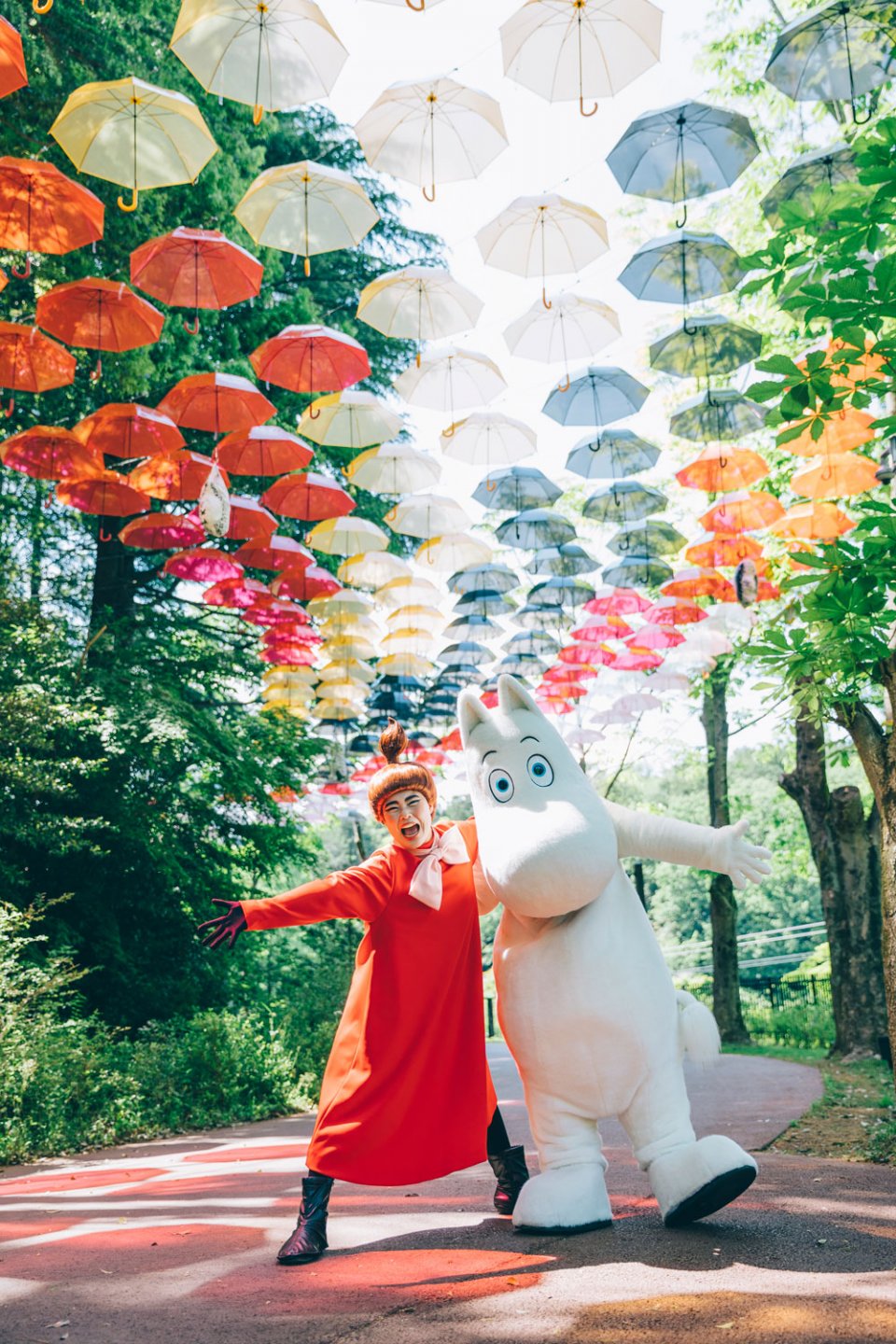 Moominvalley_Park_Umbrella_Sky_Installation_Hugging_Hanno_Japan_Hanno_Moomintroll_Little_My