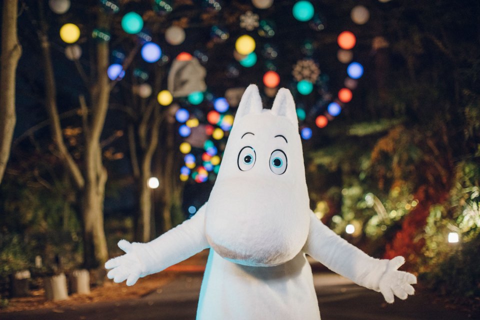Moominvalley_Park_Winter_Magic_Moomintroll_hug